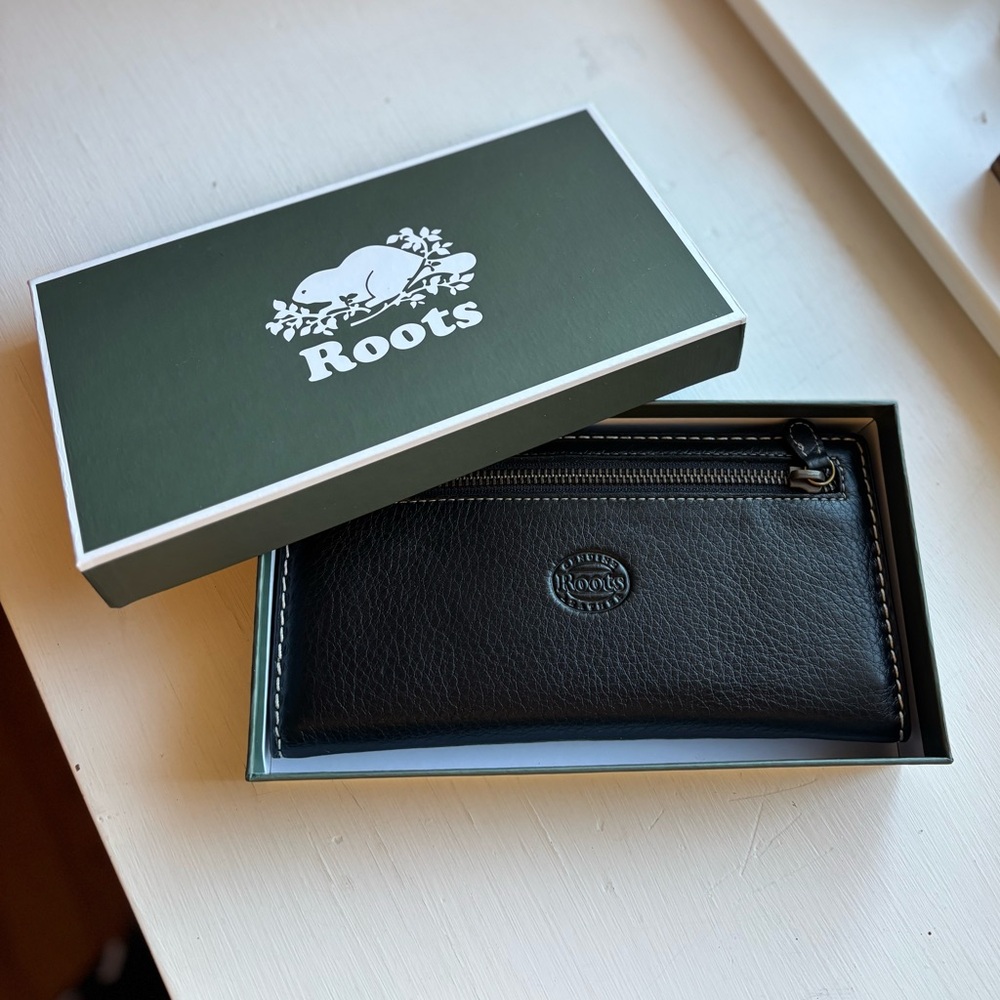 NEW Roots Black Leather Passport Travel Wallet in Gift Box